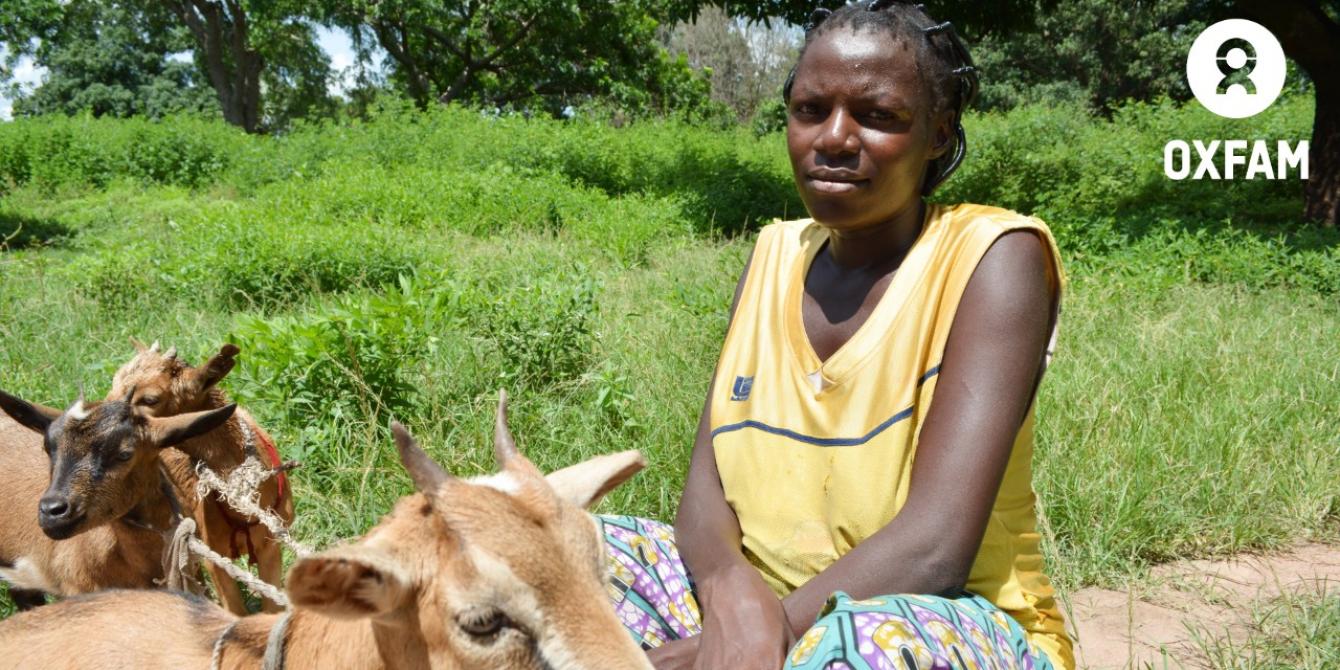 18 septembre 2019 – Elisabeth KARIOM, 35 ans, a reçu trois cabris de la part d’Oxfam pour démarrer une activité de petit élevage au nord de Paoua, dans le nord-ouest de la RCA. © Aurélie Godet/Oxfam RCA 18 septembre 2019 – Elisabeth KARIOM, 35 ans, a reçu trois cabris de la part d’Oxfam pour démarrer une activité de petit élevage au nord de Paoua, dans le nord-ouest de la RCA. © Aurélie Godet/Oxfam RCA
